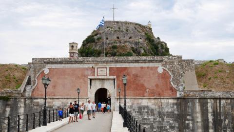 Κοσμος στη γέφυρα μπροστά στην Είσοδο Παλιό Φρούριο της Κέρκυρας