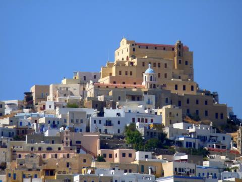 Ο Άγιος Γεώργιος στη Σύρο είναι η έδρα της Καθολικής Αρχιεπισκοπής Σύρου