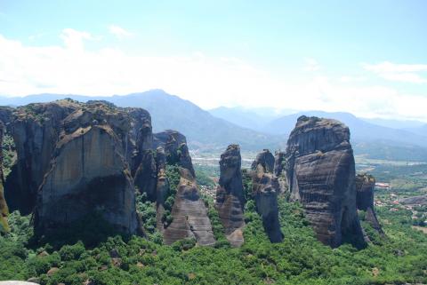 Οι επιβλητικοί βράχοι των Μετεώρων και η βλάστηση που τους περιβάλλει