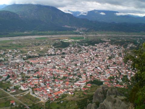 Πανοραμική φωτογραφία της Καλαμπάκας όπως φαίνεται από τα Μετέωρα