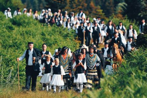 Το καραβάνι ή στράτα των Σαρακατσαναίων με παραδοσιακές στολές