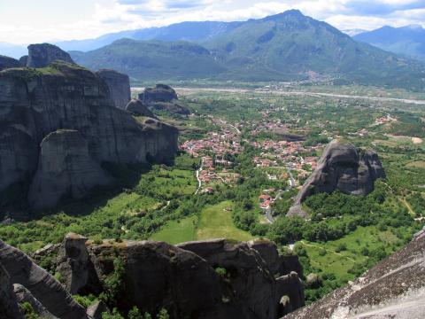 Το χωριό Καστράκι δίπλα και ανάμεσα στους βράχους που ονομάζονται Μετέωρα