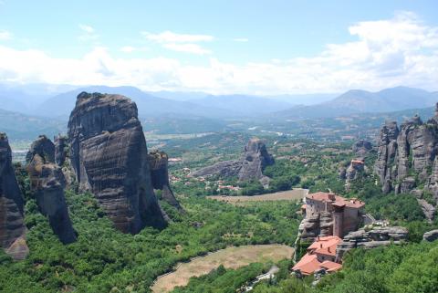 Φωτογραφία με θέα στα Μετέωρα και στη Μονή Ρουσάνου μια καλοκαιρινή μερα.