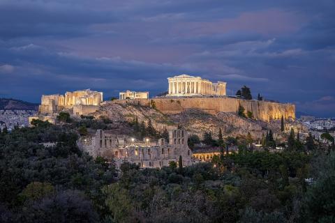 Ακρόπολη Αθηνών με τα επιβλητικά οικοδομήματα φωτισμένα κατα τη διάρκεια του απογευματος