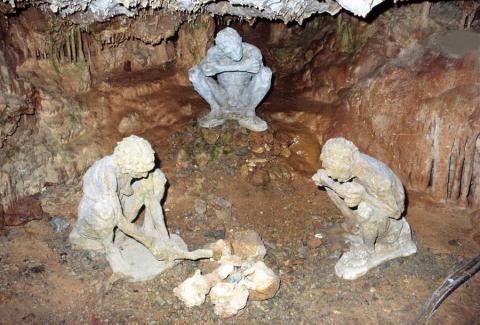 Αναπαράσταση των ανθρώπων της Παλαιολιθικής Εποχής στο Σπήλαιο των Πετραλώνων