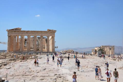 Επισκέπτες γύρω από τον Παρθενώνα στον Βράχο της Ακρόπολης
