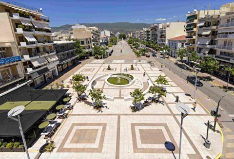 Η Πλατεία Βασιλέως Γεωργίου που είναι η κεντρική πλατεία της Καλαμάτας
