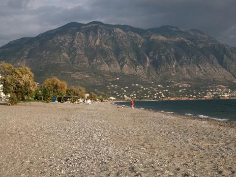 Η παραλίας της Καλαμάτας με φόντο το βουνό Ταΰγετος
