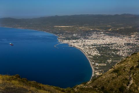 Η πόλη της Καλαμάτας και ο Μεσσηνιακός κόλπος σε πανοραμική φωτογραφία από τον Ταΰγετο