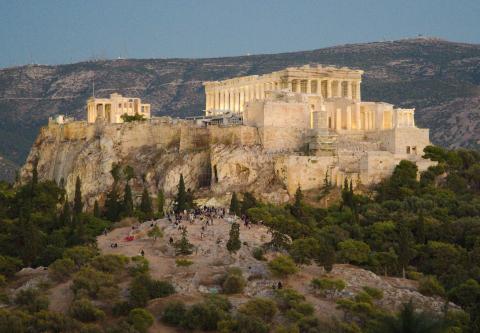 Κόσμος κάτω από τον Παρθενώνα στον λόφο του Αρείου Πάγου (δίπλα στον λόφο της Πνύκας)
