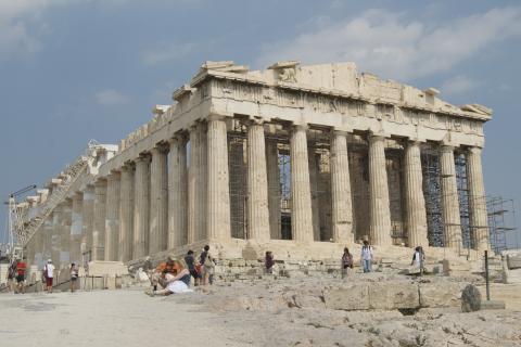 Ο Παρθενώνας με επισκέπτες στην Ακρόπολη, Αθήνα