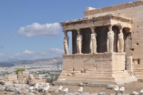 Ο ναός του Ερεχθείου στην Ακρόπολη με τις περίφημες Καρυάτιδες