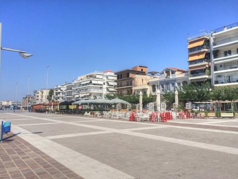 Ο παραλιακός περίπατος της Καλαμάτας με τραπεζοκαθίσματα από καφετέριες και ταβέρνες