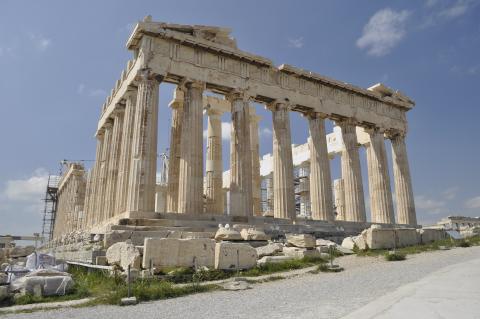Ο περίφημος Παρθενώνας με φόντο το γαλάζιο του αττικού ουρανού