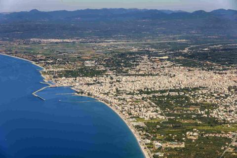 Πανοραμική άποψη της Καλαμάτας και του λιμανιού της