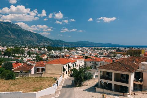Πανοραμική φωτογραφία του αστικού ιστού της Καλαμάτας αριστερά ο Ταΰγετος και στο βαθος ο Μεσσηνιακός Κόλπος