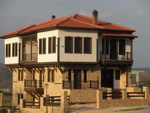 Παραδοσιακό νεόχτιστο σπίτι στην Αρναία