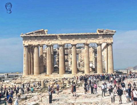 Πλήθος επισκεπτών γύρω από τον Παρθενώνα στην Ακρόπολη