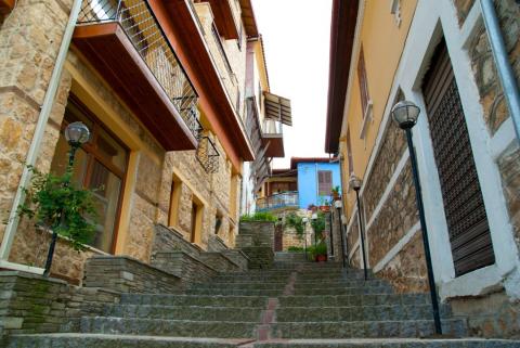 Πλακόστρωτα σκαλοπάτια στην Αρναία Χαλκιδικής