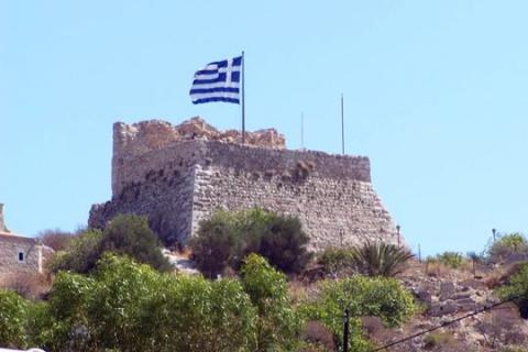 Πύργος του Κάστρου των Ιωαννιτών Ιπποτών στο Καστελλόριζο με την ελληνική σημαία