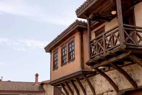 Τα μακεδονίτικα χαγιάτια (στεγασμένοι εξώστες) στην Αρναία Χαλκιδικής