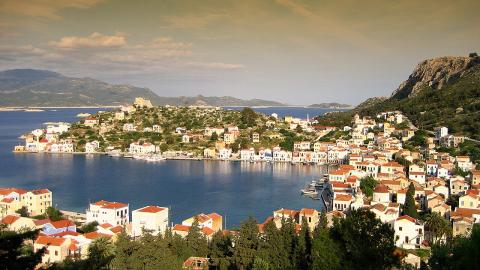 Το λιμάνι του Καστελλορίζου και στο βάθος ξεχωρίζει το μεσαιωνικό κάστρο