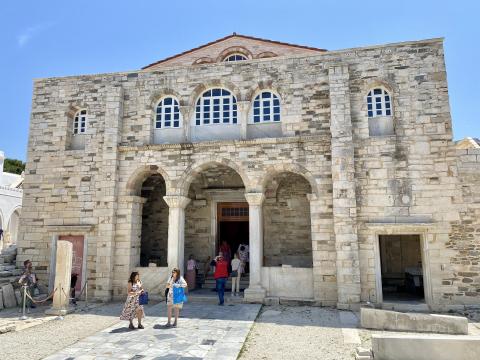 Η Κύρια είσοδος της Παναγίας Εκατονταπυλιανής Πάρος