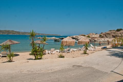 Η παραλια Λιναράκι στην ανατολική ακτή της Χαλκιδικής