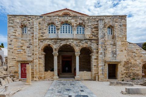 Η πρόσοψη της Παναγίας Εκατονταπυλιανής στην Πάρο
