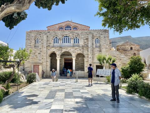 Κόσμος μπροστά στη είσοδο της Παναγίας Εκατονταπυλιανής στην Πάρο