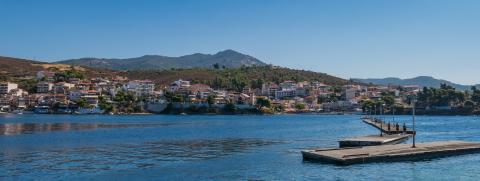 Το λιμάνι και σπίτια του Νέου Μαρμαρά