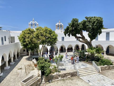 Το προαύλιο της Παναγίας Εκατονταπυλιανής στην Πάρο