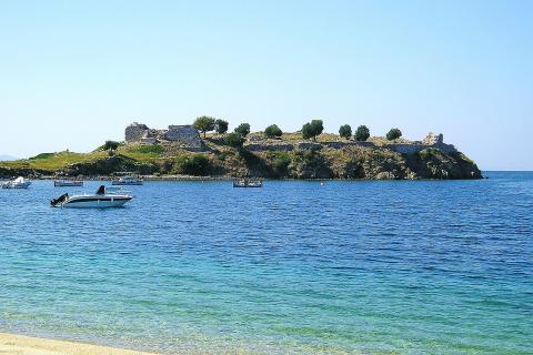 Οι ακτές της Χαλκιδικής με τα αρχαία ερείπια της Τορώνης στη νοτιοδυτική ακτή της Σιθωνίας