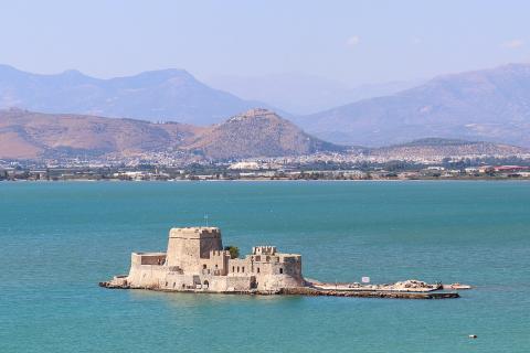 Το Μπούρτζι και το φόντο ο λόφος της Ακροναυπλίας