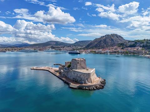 Το Μπούρτζι και στο βαθος η πόλη του Ναυπλίου
