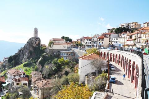 Ο κεντρικός δρόμος και το ρολόι στην Αράχωβα χιονοδρομικο παρνασσου