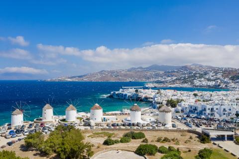 Οι χαρακτηριστικοί μύλοι της Μυκόνου και στο φόντο τη μικρη βενετια μυκονοσ και την πόλη μυκονοσ αξιοθεατα
