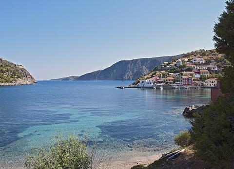 κεφαλονια αξιοθεατα παραλία και κρυστάλλινα νερά στην περιοχή Άσσος