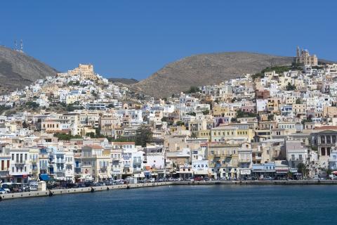 φωτογραφία της Ερμούπολης από το πλοίο με τους λόφους του Καθολικού και του Ορθόδοξου οικισμού συροσ χαρτησ