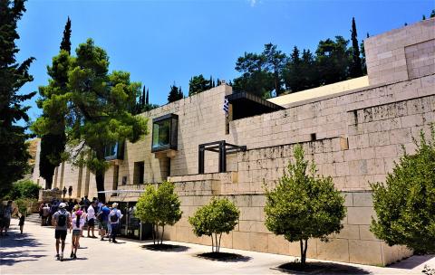 Η εξωτερική όψη του κριρίου στο μουσειο δελφων
