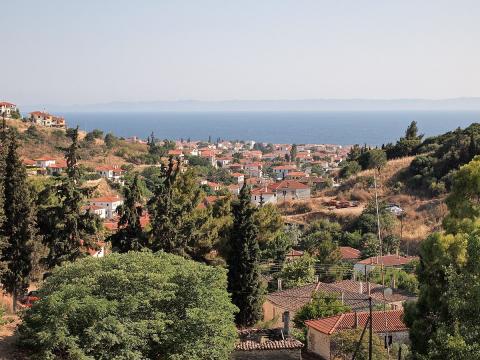 H νικητη στη Χαλκιδική σπίτια του παλιού και του νέου οικισμού και η θάλασσα