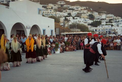 Χορός του μηχανικού με παραδοσιακές στολες στο λιμάνι της Αστυπάλαιας