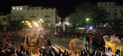 Η  Πλατεία Μιαούλη γεμάτη κόσμο στην μεταφορά των επιταφίων τη Μεγάλη Παρασκευή Πάσχα στη Σύρο